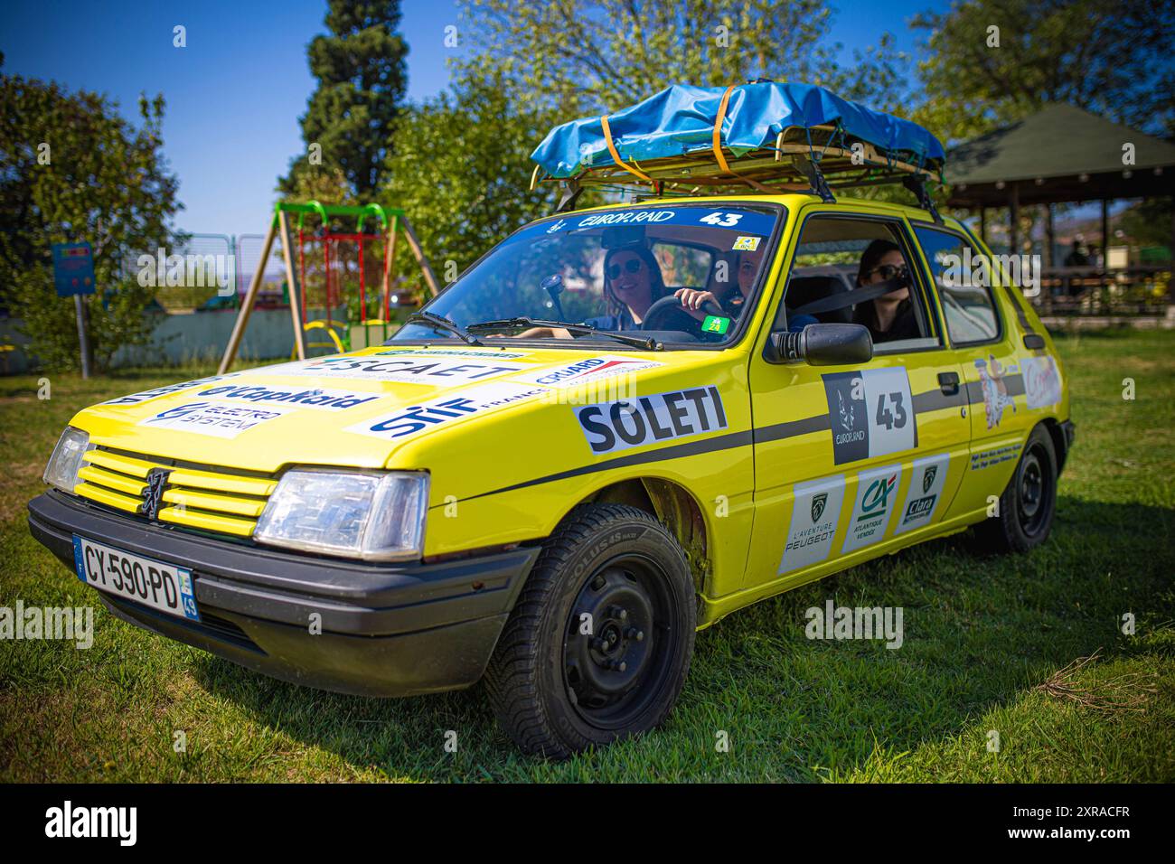 Europ'RAID, une tournée aventureuse et humanitaire dans laquelle des volontaires français visitent les pays européens et aident les plus nécessiteux, est arrivée à Mostar, en Bosnie-Herzégovine, le 9 août 2024. 25 voitures Peugeot 205 classiques ont visité le Los Rosales Center où ils ont remis le matériel scolaire, sportif et médical. Europ'RAID est un circuit aventure organisé pour la première fois en 2014 en France. Son objectif est de promouvoir un caractère humanitaire et culturel tandis que les participants voyagent dans des voitures de 40 ans à travers l’Europe. Sur leur chemin, les équipes découvrent les paysages, les villes, la culture et l’ep européens Banque D'Images