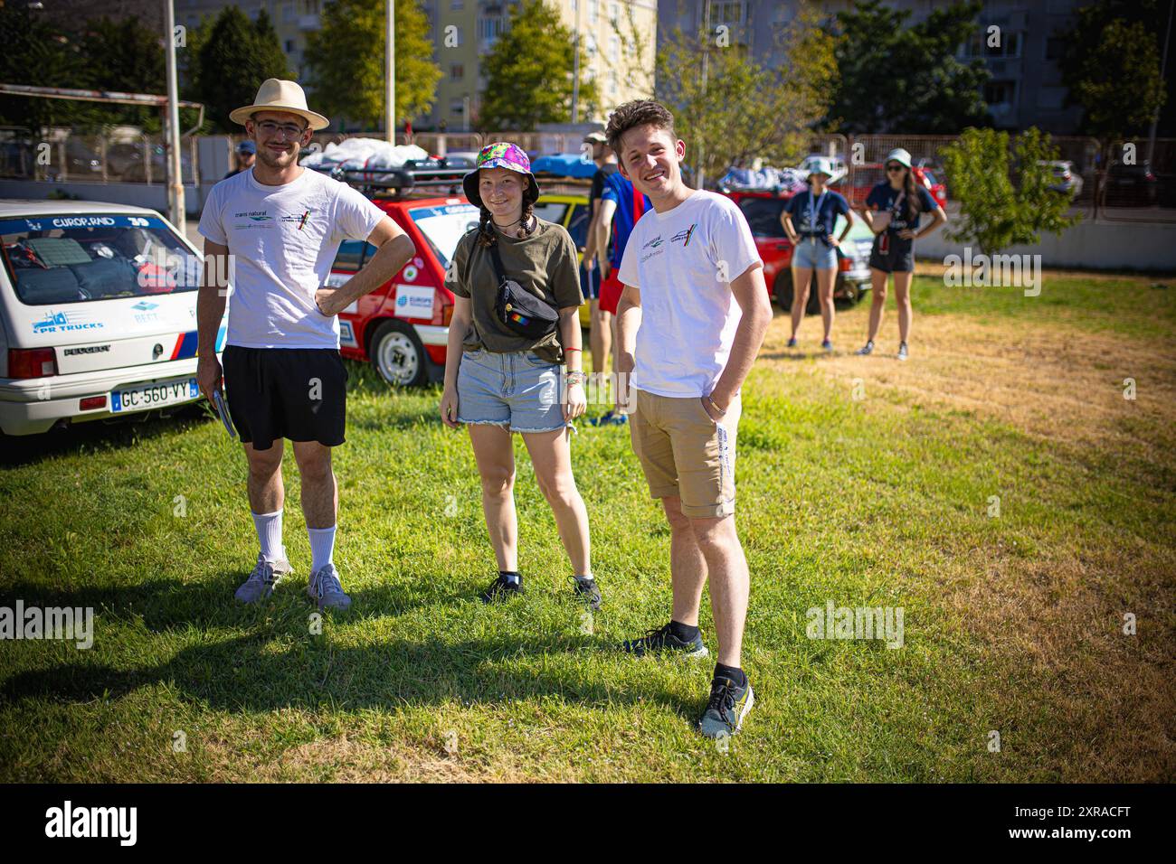Europ'RAID, une tournée aventureuse et humanitaire dans laquelle des volontaires français visitent les pays européens et aident les plus nécessiteux, est arrivée à Mostar, en Bosnie-Herzégovine, le 9 août 2024. 25 voitures Peugeot 205 classiques ont visité le Los Rosales Center où ils ont remis le matériel scolaire, sportif et médical. Europ'RAID est un circuit aventure organisé pour la première fois en 2014 en France. Son objectif est de promouvoir un caractère humanitaire et culturel tandis que les participants voyagent dans des voitures de 40 ans à travers l’Europe. Sur leur chemin, les équipes découvrent les paysages, les villes, la culture et l’ep européens Banque D'Images