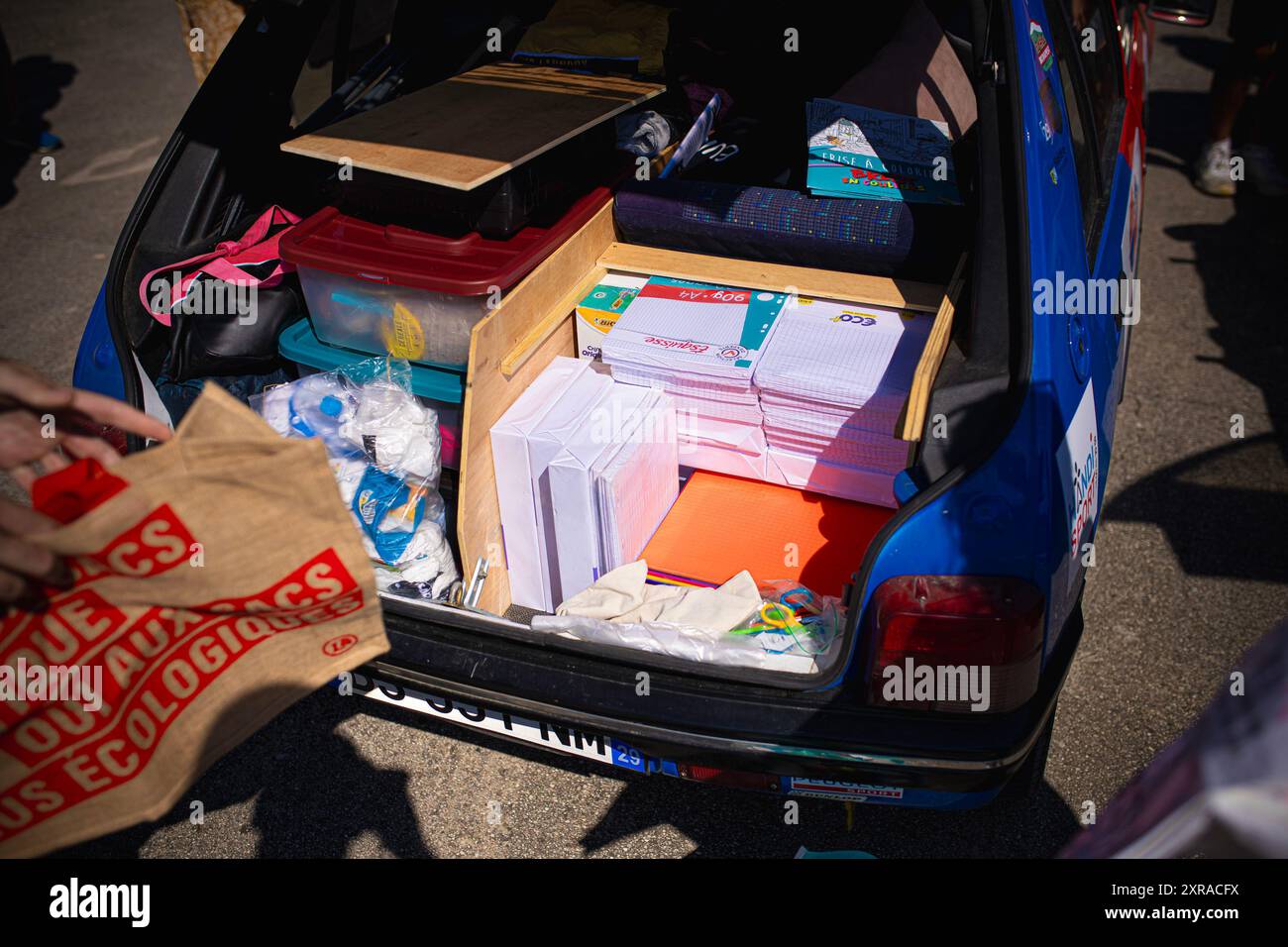 Europ'RAID, une tournée aventureuse et humanitaire dans laquelle des volontaires français visitent les pays européens et aident les plus nécessiteux, est arrivée à Mostar, en Bosnie-Herzégovine, le 9 août 2024. 25 voitures Peugeot 205 classiques ont visité le Los Rosales Center où ils ont remis le matériel scolaire, sportif et médical. Europ'RAID est un circuit aventure organisé pour la première fois en 2014 en France. Son objectif est de promouvoir un caractère humanitaire et culturel tandis que les participants voyagent dans des voitures de 40 ans à travers l’Europe. Sur leur chemin, les équipes découvrent les paysages, les villes, la culture et l’ep européens Banque D'Images
