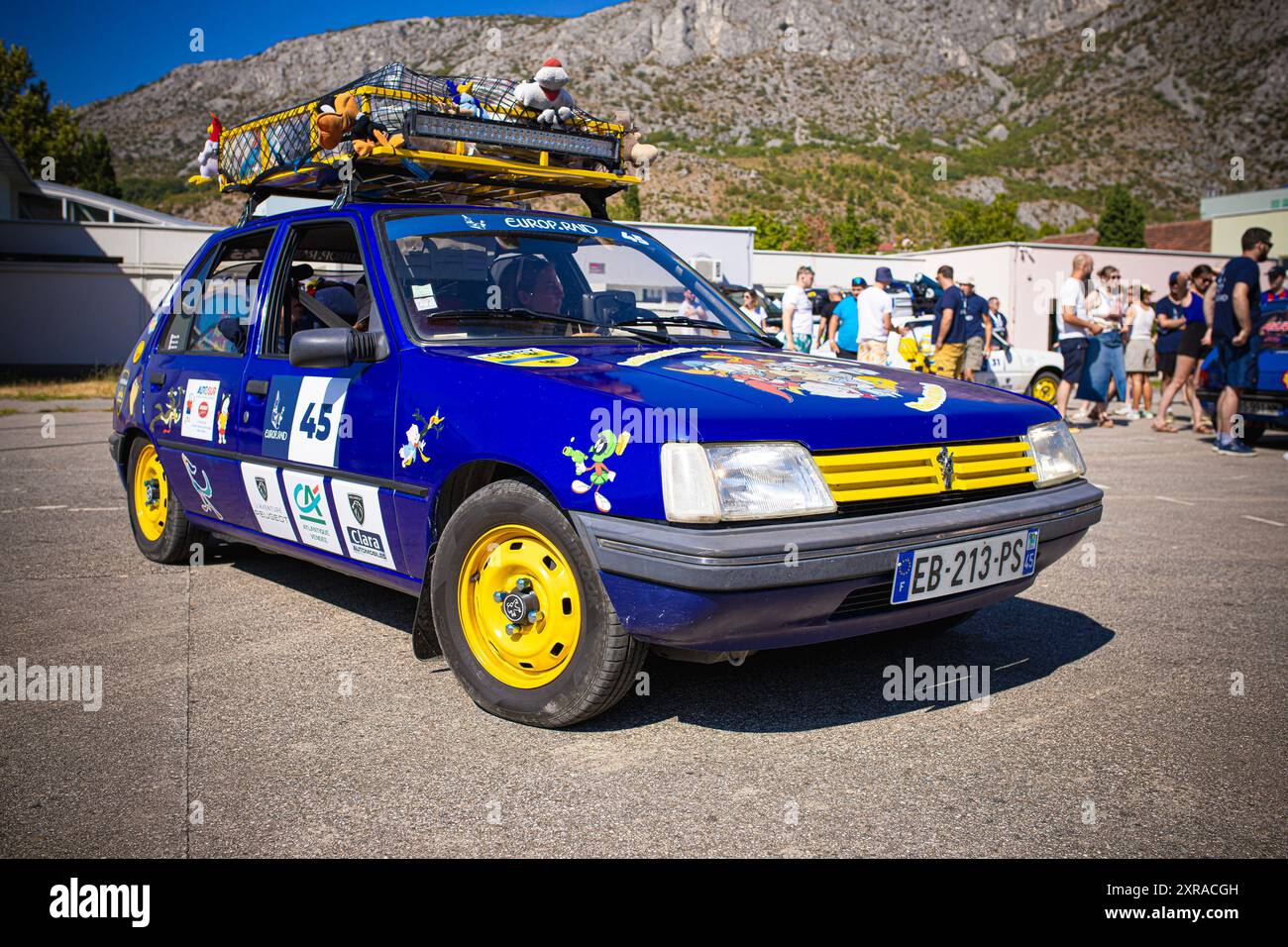 Europ'RAID, une tournée aventureuse et humanitaire dans laquelle des volontaires français visitent les pays européens et aident les plus nécessiteux, est arrivée à Mostar, en Bosnie-Herzégovine, le 9 août 2024. 25 voitures Peugeot 205 classiques ont visité le Los Rosales Center où ils ont remis le matériel scolaire, sportif et médical. Europ'RAID est un circuit aventure organisé pour la première fois en 2014 en France. Son objectif est de promouvoir un caractère humanitaire et culturel tandis que les participants voyagent dans des voitures de 40 ans à travers l’Europe. Sur leur chemin, les équipes découvrent les paysages, les villes, la culture et l’ep européens Banque D'Images
