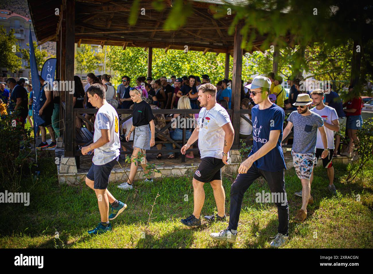 Europ'RAID, une tournée aventureuse et humanitaire dans laquelle des volontaires français visitent les pays européens et aident les plus nécessiteux, est arrivée à Mostar, en Bosnie-Herzégovine, le 9 août 2024. 25 voitures Peugeot 205 classiques ont visité le Los Rosales Center où ils ont remis le matériel scolaire, sportif et médical. Europ'RAID est un circuit aventure organisé pour la première fois en 2014 en France. Son objectif est de promouvoir un caractère humanitaire et culturel tandis que les participants voyagent dans des voitures de 40 ans à travers l’Europe. Sur leur chemin, les équipes découvrent les paysages, les villes, la culture et l’ep européens Banque D'Images