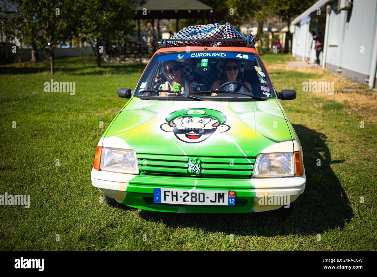 Europ'RAID, une tournée aventureuse et humanitaire dans laquelle des volontaires français visitent les pays européens et aident les plus nécessiteux, est arrivée à Mostar, en Bosnie-Herzégovine, le 9 août 2024. 25 voitures Peugeot 205 classiques ont visité le Los Rosales Center où ils ont remis le matériel scolaire, sportif et médical. Europ'RAID est un circuit aventure organisé pour la première fois en 2014 en France. Son objectif est de promouvoir un caractère humanitaire et culturel tandis que les participants voyagent dans des voitures de 40 ans à travers l’Europe. Sur leur chemin, les équipes découvrent les paysages, les villes, la culture et l’ep européens Banque D'Images