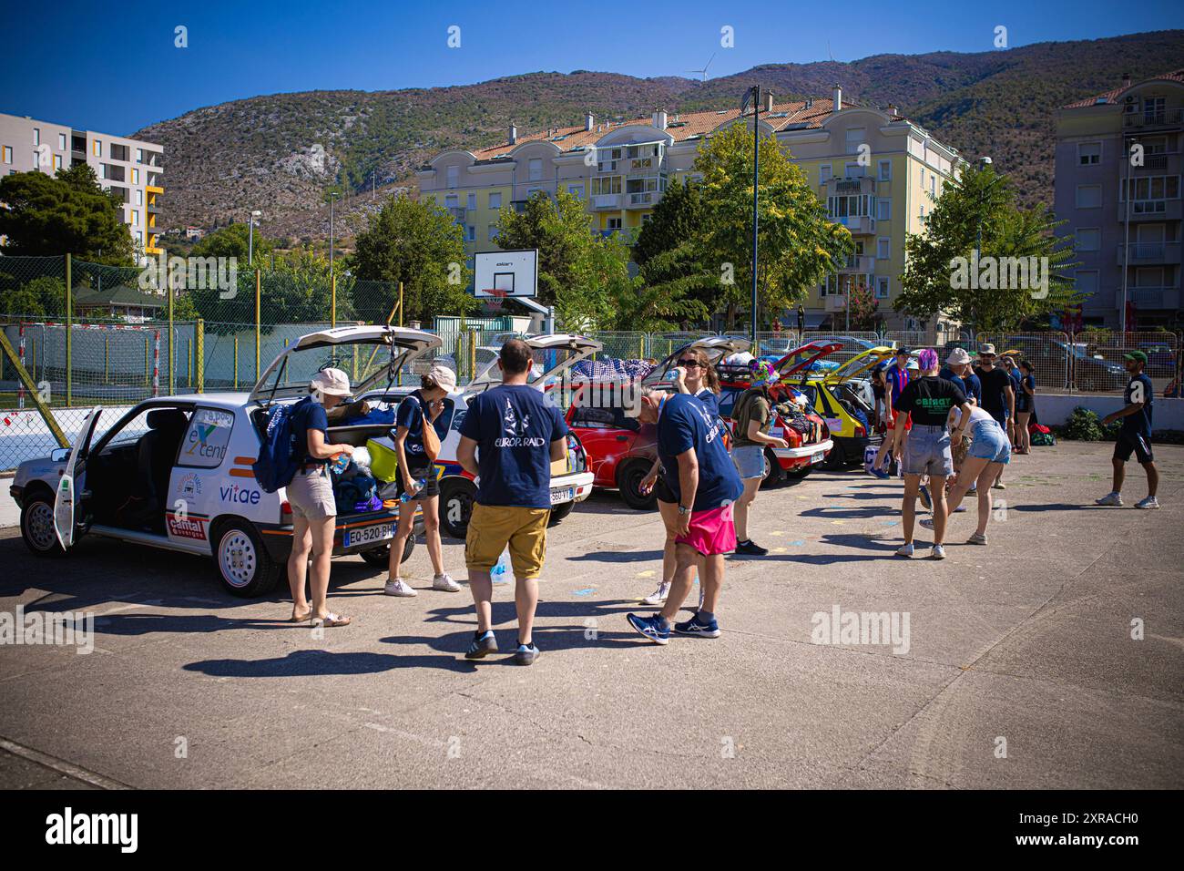Europ'RAID, une tournée aventureuse et humanitaire dans laquelle des volontaires français visitent les pays européens et aident les plus nécessiteux, est arrivée à Mostar, en Bosnie-Herzégovine, le 9 août 2024. 25 voitures Peugeot 205 classiques ont visité le Los Rosales Center où ils ont remis le matériel scolaire, sportif et médical. Europ'RAID est un circuit aventure organisé pour la première fois en 2014 en France. Son objectif est de promouvoir un caractère humanitaire et culturel tandis que les participants voyagent dans des voitures de 40 ans à travers l’Europe. Sur leur chemin, les équipes découvrent les paysages, les villes, la culture et l’ep européens Banque D'Images