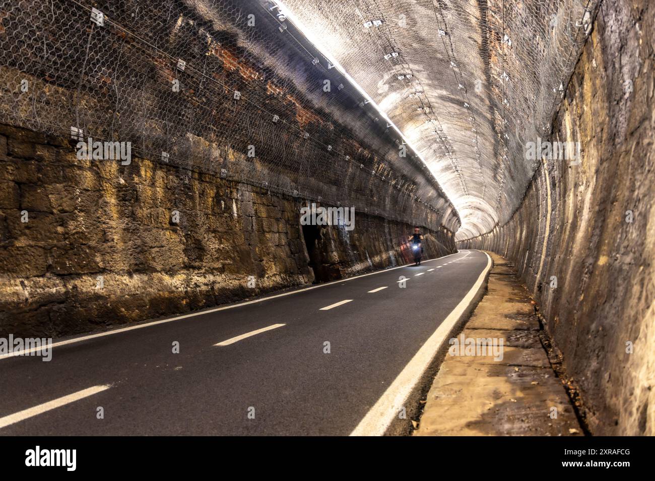 Vélo dans le tunnel sur la piste cyclable alpe adria ( Pontebanna ) à travers le Val Canale en Italie Banque D'Images