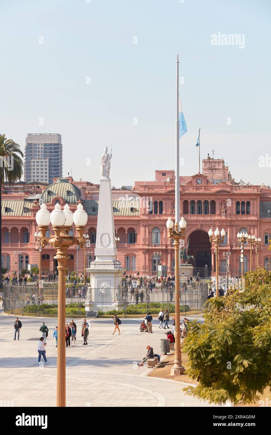 La Casa Rosada et la Pyramide de mai sur la Plaza de Mayo, Buenos Aires, Argentine. Banque D'Images