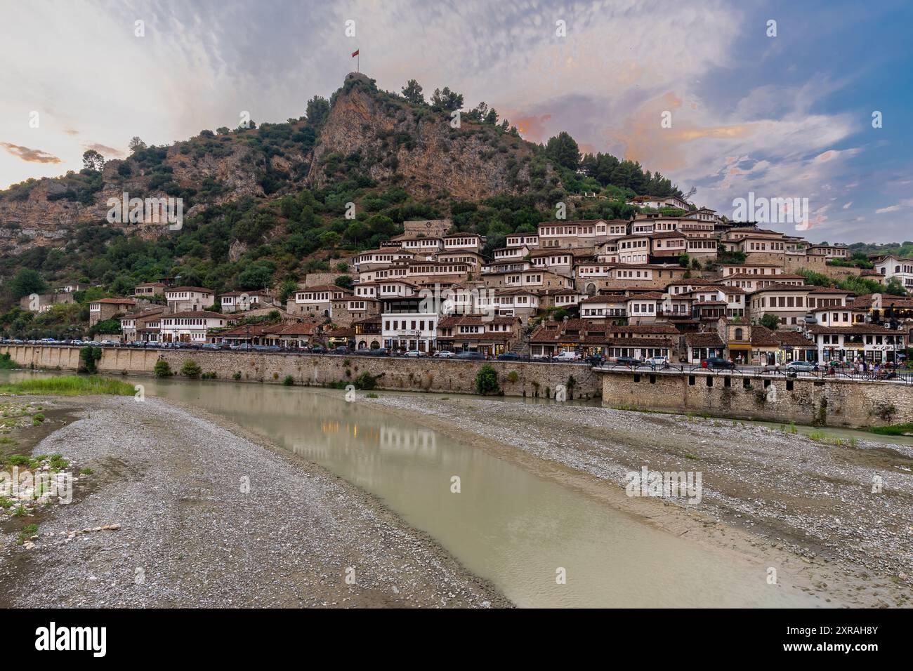 Coucher de soleil sur la ville UNESCO de Berat sur la rivière Osum en Albanie et connue pour ses maisons ottomanes blanches également appelée la ville de One over One Windows Banque D'Images