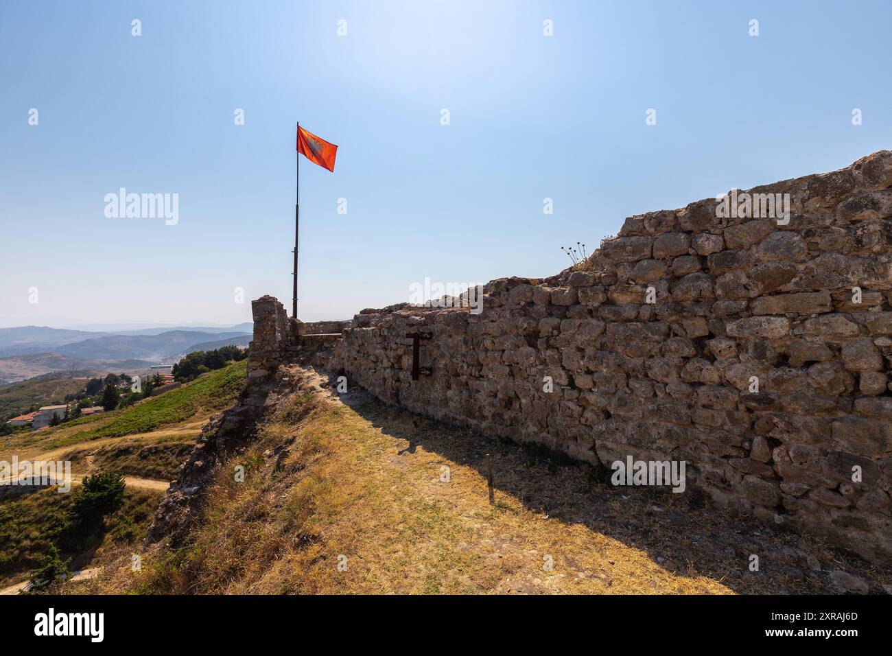 Les ruines du château de Kaninë qui a été construit dans le village voisin et la ville de Vlore. Il est situé sur le flanc de la montagne Shushicë, vers 380 Banque D'Images