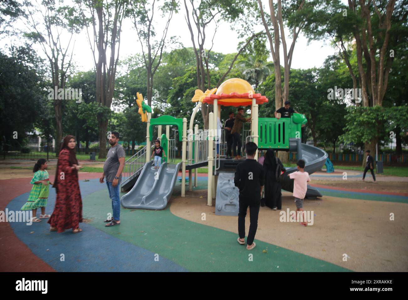 Les enfants jouant dans le parc Ramna de la capitale pendant la pause du couvre-feu, avec l’école voilée et la connexion internet lente pendant le couvre-feu, les enfants sont laissés Banque D'Images