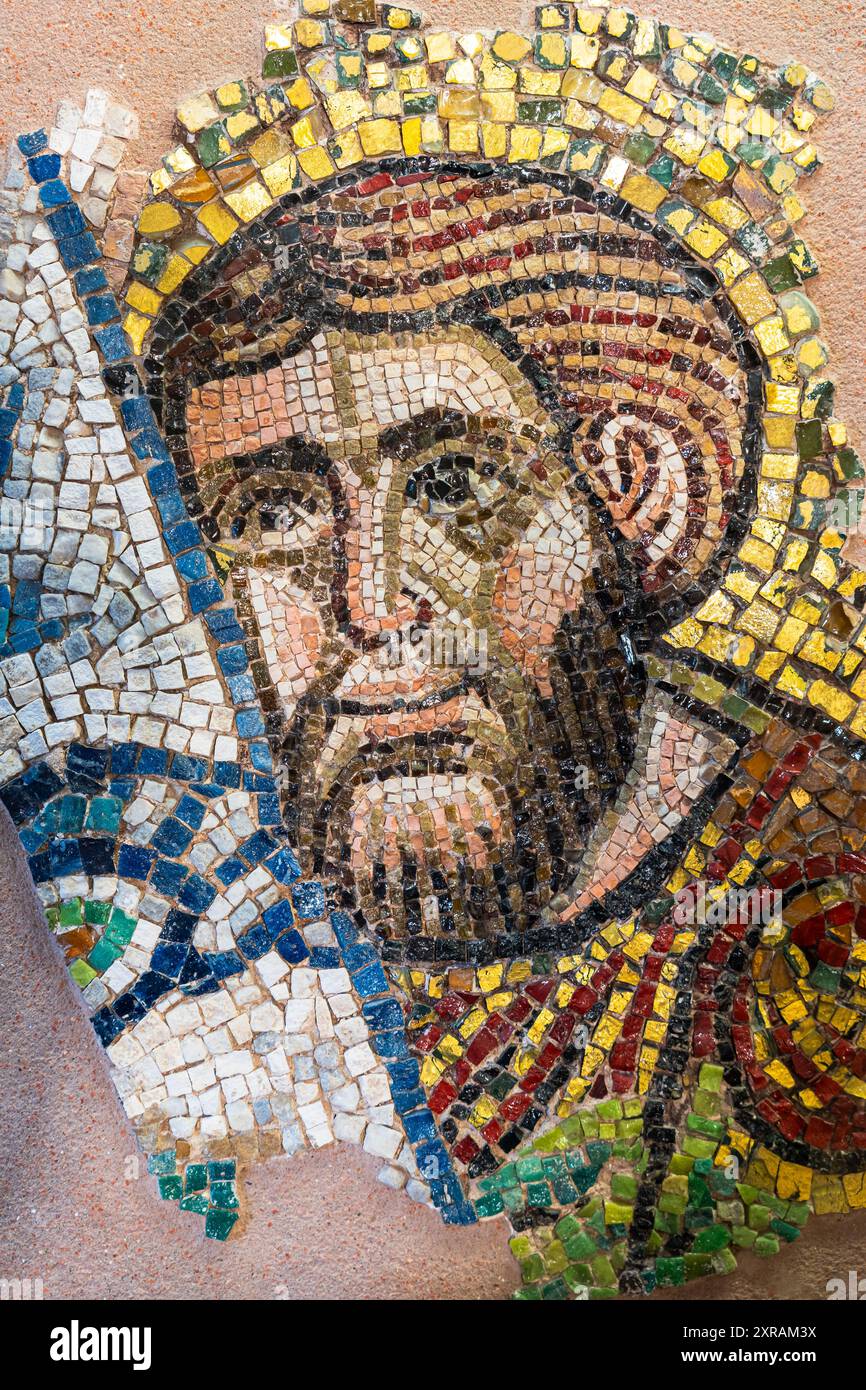 Gros plan sur une mosaïque médiévale représentant un saint catholique Banque D'Images