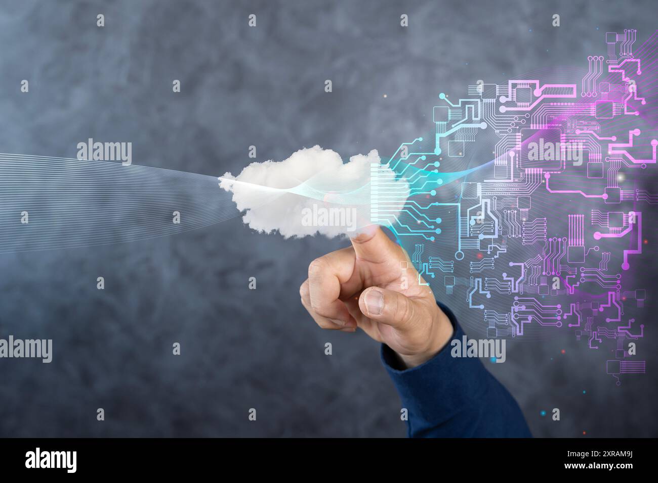 Homme d'affaires touche le réseau d'icônes de cloud computing. Technologie Cloud, transfert de données Cloud et stockage de données en ligne pour les données confidentielles du réseau d'entreprise o Banque D'Images