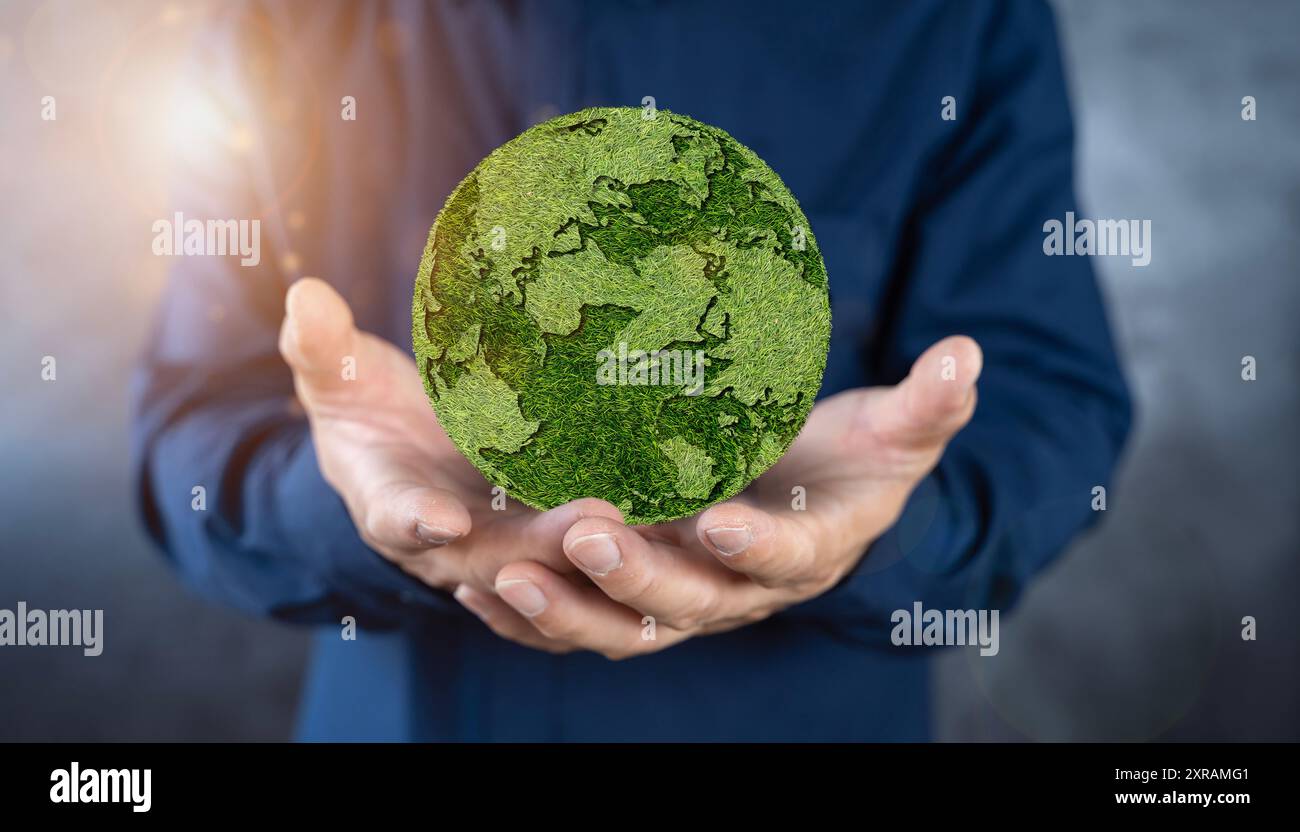 Planète terre verte dans les mains avec la lumière brillante. Sauver et protéger la Terre. Concept de l'environnement Journée mondiale de la Terre, concept durable. Banque D'Images