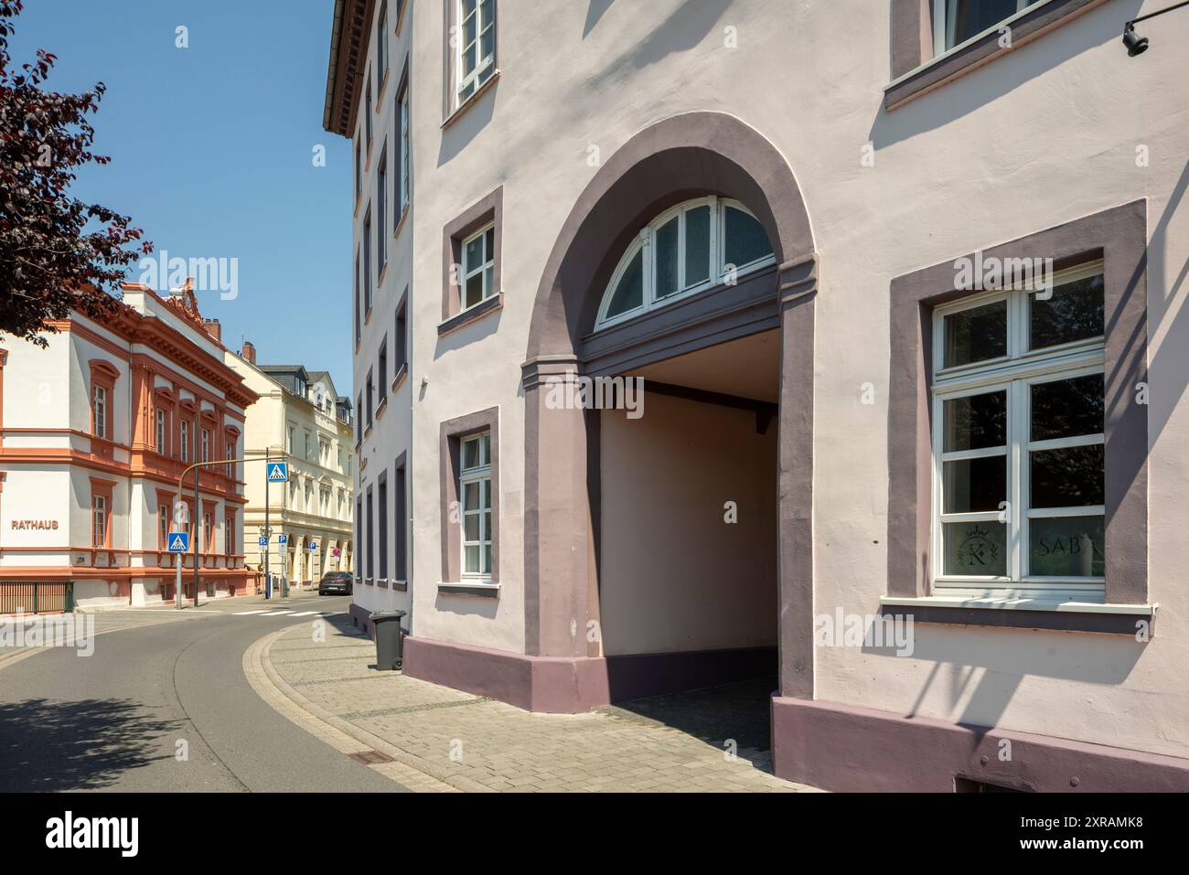 Weilburg, ehem. Gesellschaftshaus Mauerstraße 13, ab 1816 erbaut, Tordurchfahrt, im Hintergrund das neue Rathaus Banque D'Images