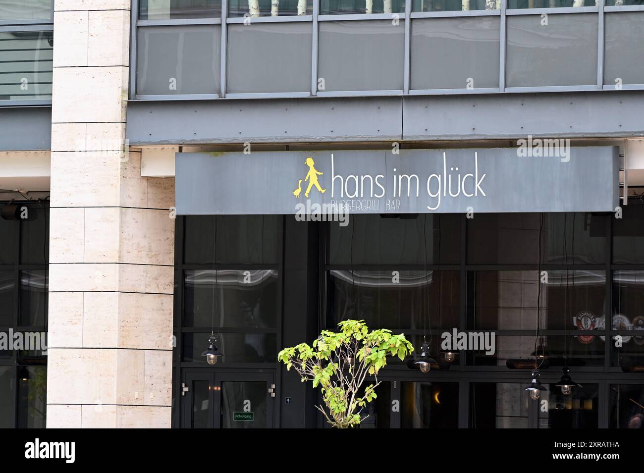 Logo, Schrifttzug an einer filiale von Hans im Glück, ein deutsches Franchising Unternehmen der Systemgastronomie für Burger *** logo, lettrage sur une succursale de Hans im Glück, une société allemande de franchisage dans le secteur de la restauration de hamburgers Banque D'Images