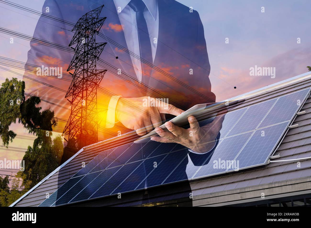 Homme d'affaires tenant la tablette calculant le coût d'investissement du fond de panneau solaire d'électricité contre le ciel bleu de lumière. Créer un bus d'alimentation électrique propre Banque D'Images