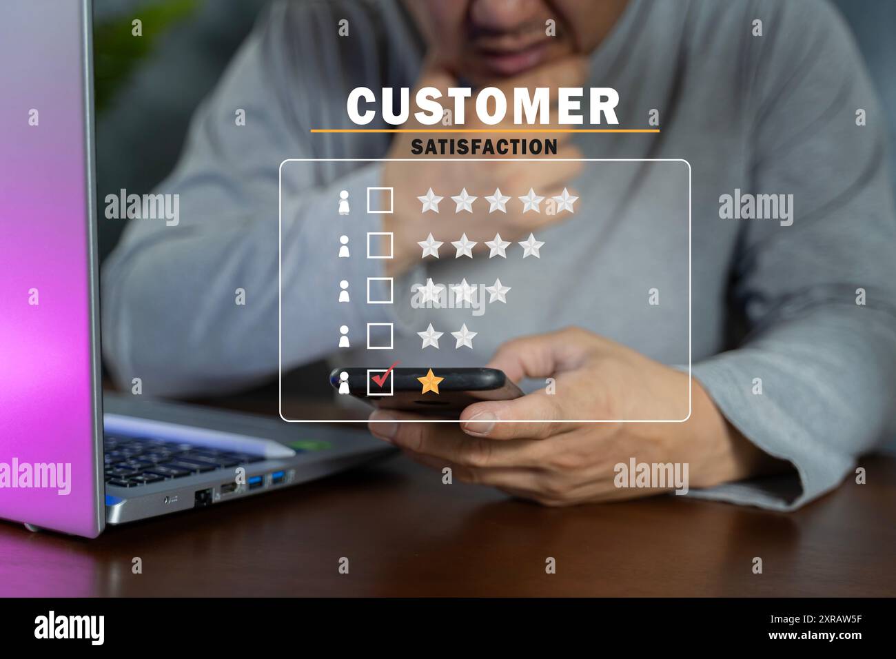 Expérience client concept insatisfait, homme d'affaires mécontent client avec tristesse émotion visage sur l'écran de smartphone, mauvaise critique, mauvais service n'aime pas b Banque D'Images