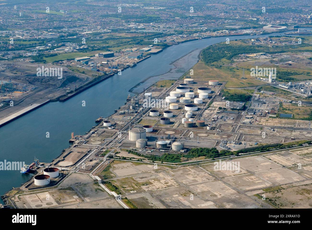 Une photo aérienne de la rivière, River Tees, Teeside, Middlesbrough, Nord-est de l'Angleterre, UK, montrant les usines de l'industrie pétrolière et gazière et les réservoirs de stockage Banque D'Images