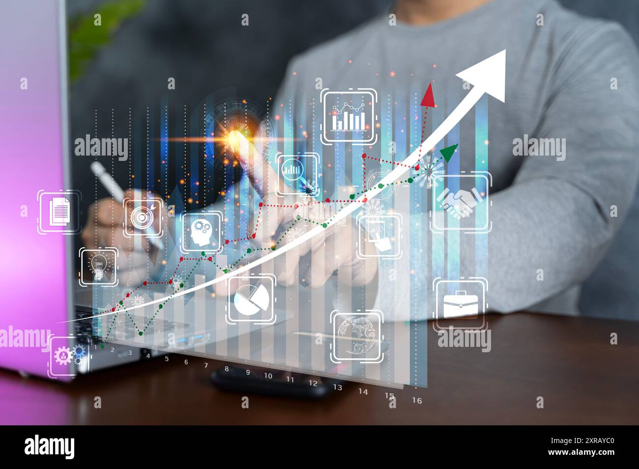 Les gens d'affaires analysent les données financières graphiques de trading forex, investissant dans les marchés boursiers, les fonds et les actifs numériques, la technologie de finance d'entreprise et inve Banque D'Images