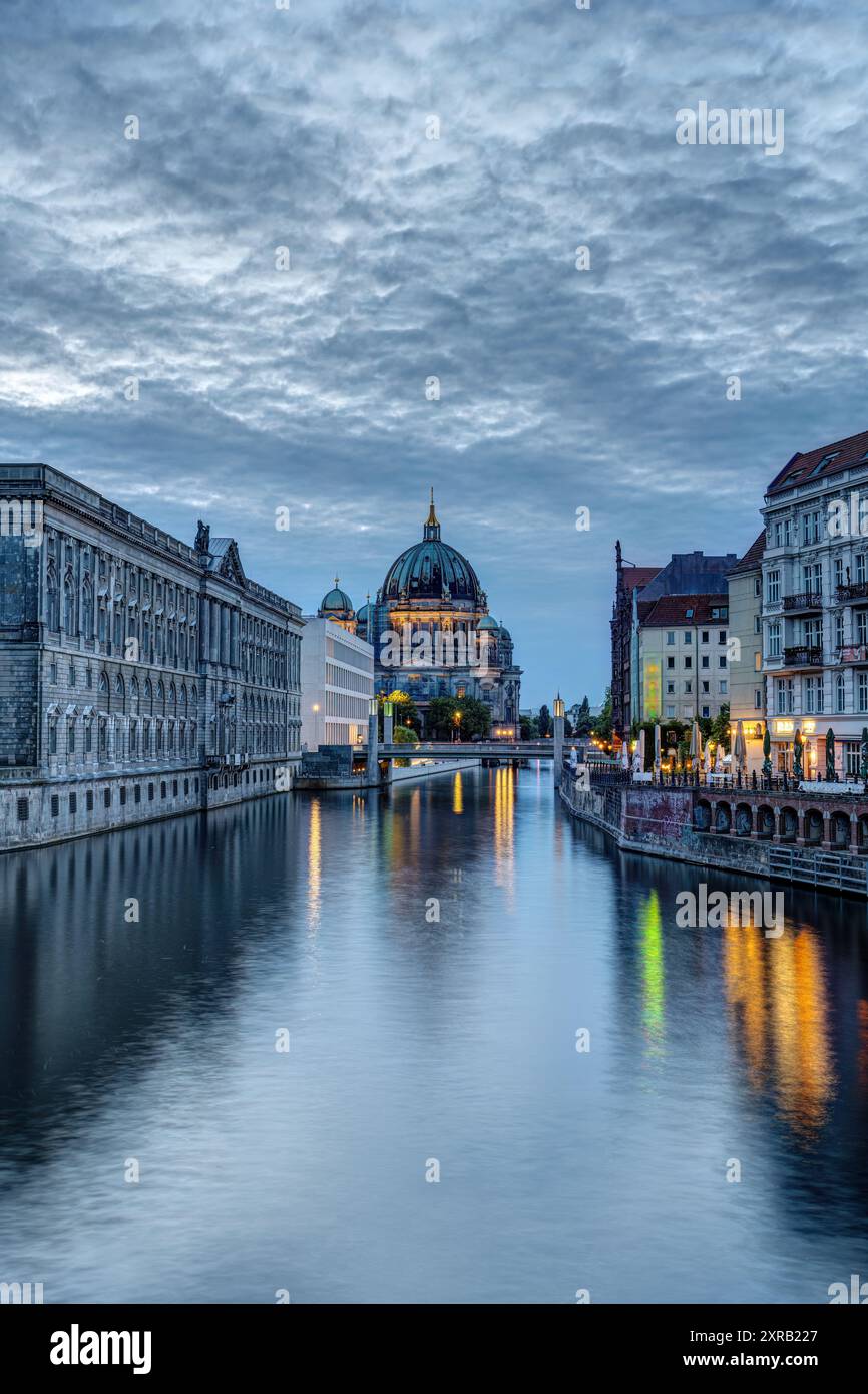 Le Nikolaiviertel, la rivière Spree et la cathédrale de Berlin au crépuscule Banque D'Images