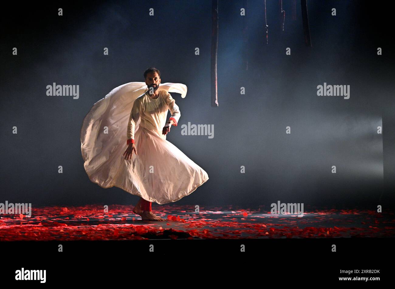 Édimbourg, Écosse, Royaume-Uni. 9 août 2024. Festival international d'Édimbourg : la danseuse Aakash Odedra interprète des extraits en costume de Songs of the Bulbul, dont la première mondiale peut être vue dès ce soir au Lyceum Theatre. Le spectacle crée un échange médiatif entre la danse classique indienne Soufi Kathak et la poésie islamique. Crédit : Craig Brown/Alamy Live News Banque D'Images