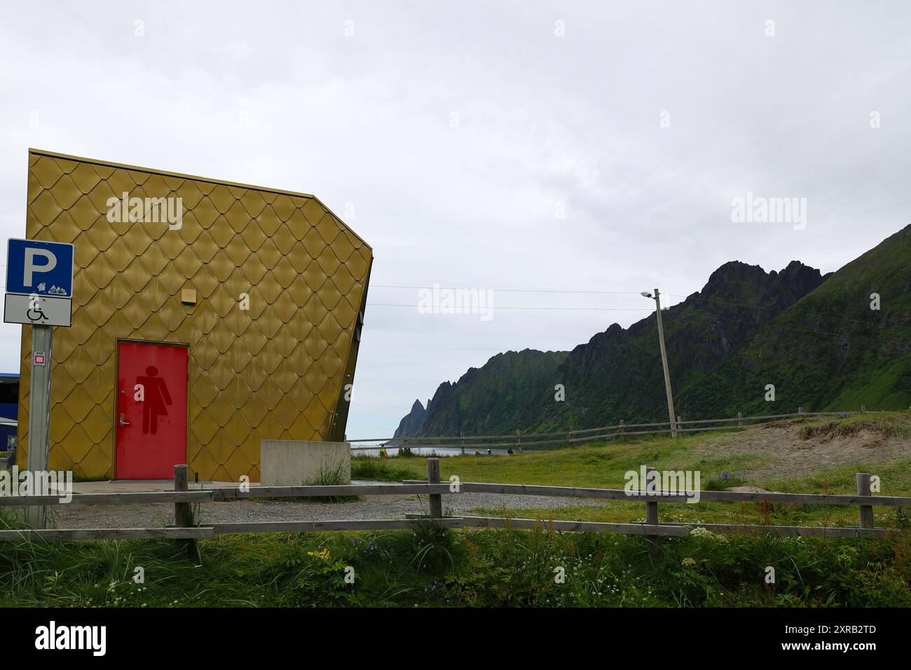 Les toilettes dorées-Gullsdassen sur la route panoramique Senja - Norvège Banque D'Images