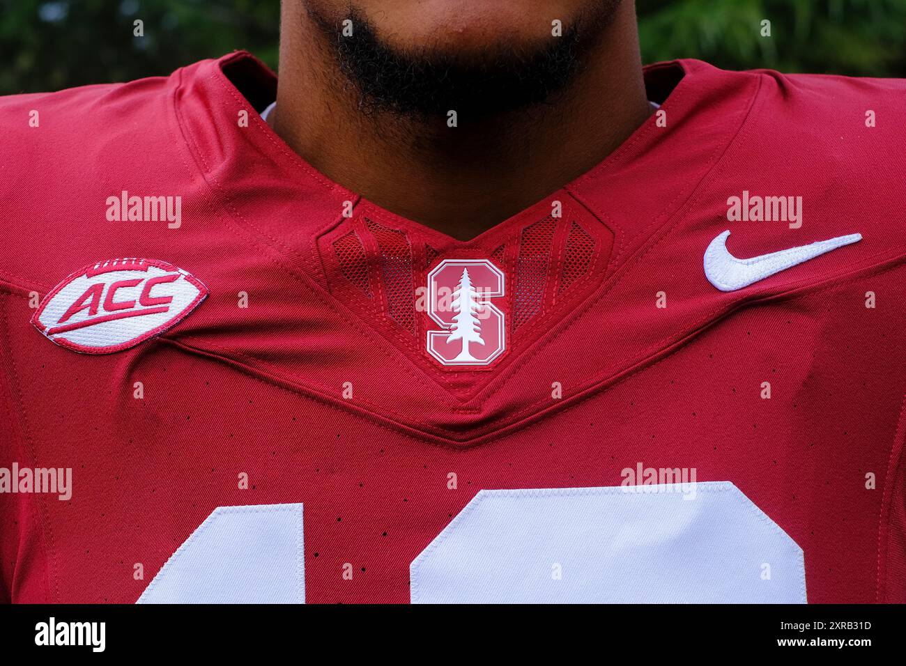 STANFORD, CALIFORNIE - 04 AOÛT : vue détaillée du logo de la Conférence de la côte atlantique (ACC) sur un uniforme de football Stanford le 4 août 2024 à Stanford, Californie. L'Université Stanford est devenue membre officiel de la conférence le 2 août 2024. (Photo de Michael Yanow/image du sport) Banque D'Images