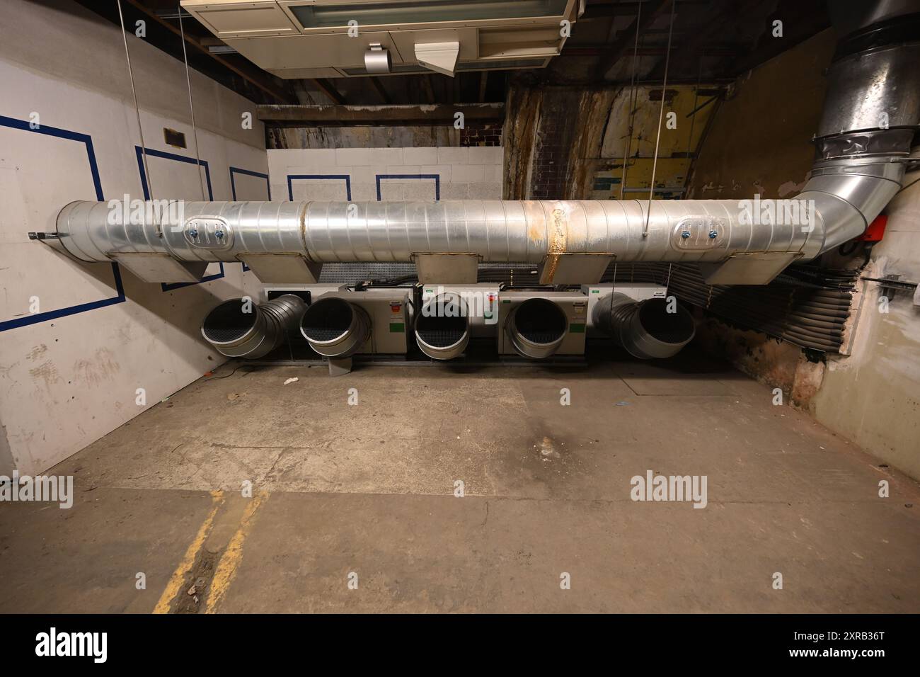 Tuyaux de ventilation d'air dans un tunnel désaffecté à la station de métro Holborn Banque D'Images