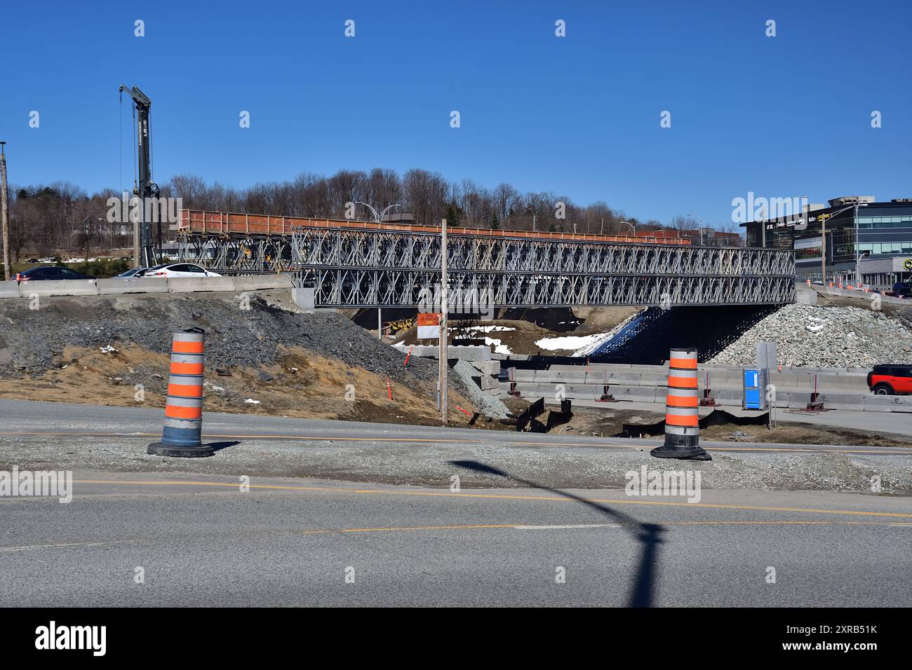 SHERBROOKE, QUÉBEC, CANADA - 7 avril 2024 Pont temporaire au-dessus de l'autoroute 410 pendant la construction de l'échangeur Darche. Banque D'Images