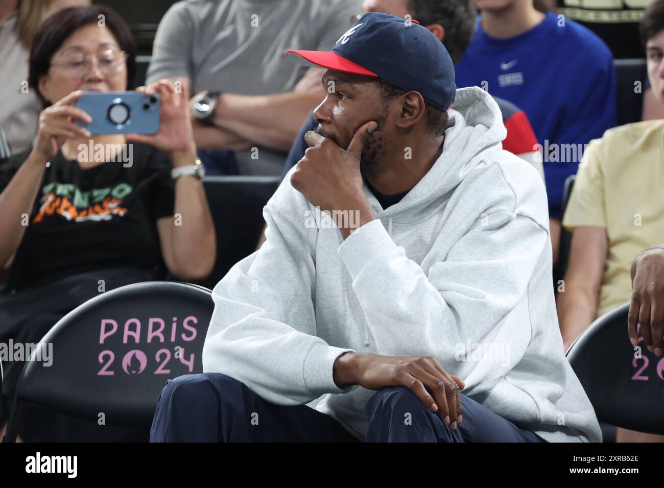 Paris, France. 09 août 2024. Kevin durant assiste à un match de basket-ball entre les États-Unis et l'Australie, un match de demi-finale du tournoi féminin aux Jeux Olympiques de Paris 2024, le vendredi 09 août 2024 à Paris, France. Les Jeux de la XXXIIIe Olympiade se déroulent à Paris du 26 juillet au 11 août. La délégation belge compte 165 athlètes en compétition dans 21 sports. BELGA PHOTO VIRGINIE LEFOUR crédit : Belga News Agency/Alamy Live News Banque D'Images