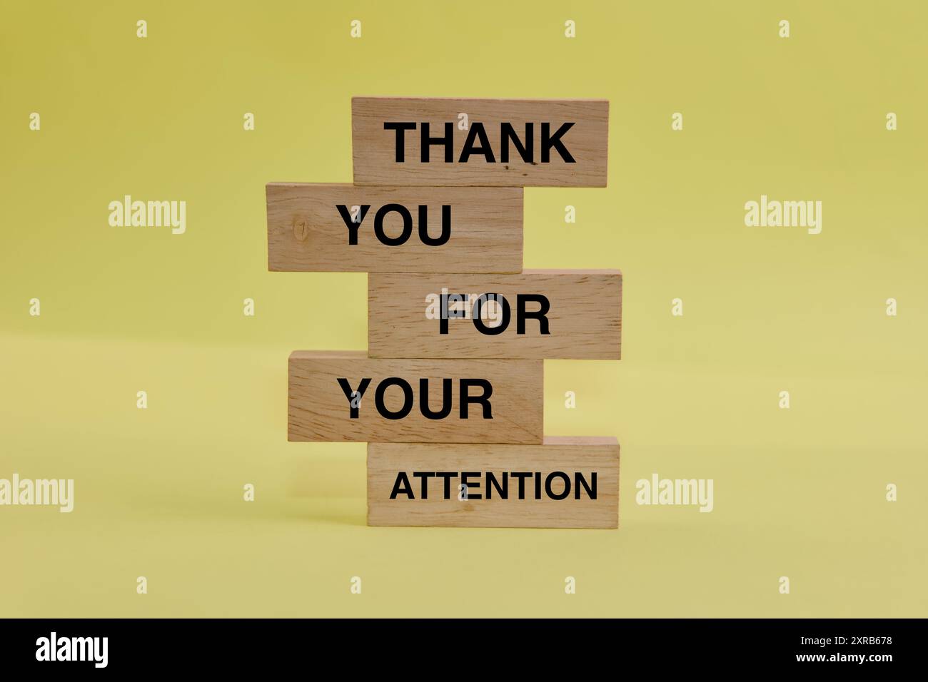 Blocs de bois orthographe 'Merci de votre attention' sur fond jaune. Parfait pour exprimer gratitude et appréciation. Banque D'Images