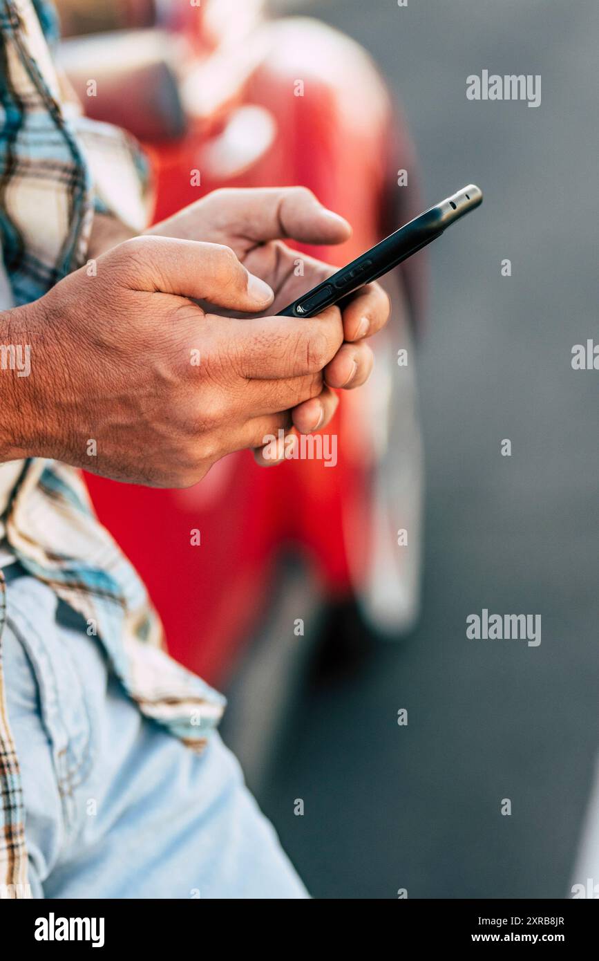 Homme tenant le téléphone dans les mains SMS message ou en utilisant des applications mobiles, vérifiant les applications de médias sociaux sur le nouveau smartphone noir, travaillant à jouer à un jeu sur téléphone portable, client masculin et gadget vue en gros plan Banque D'Images