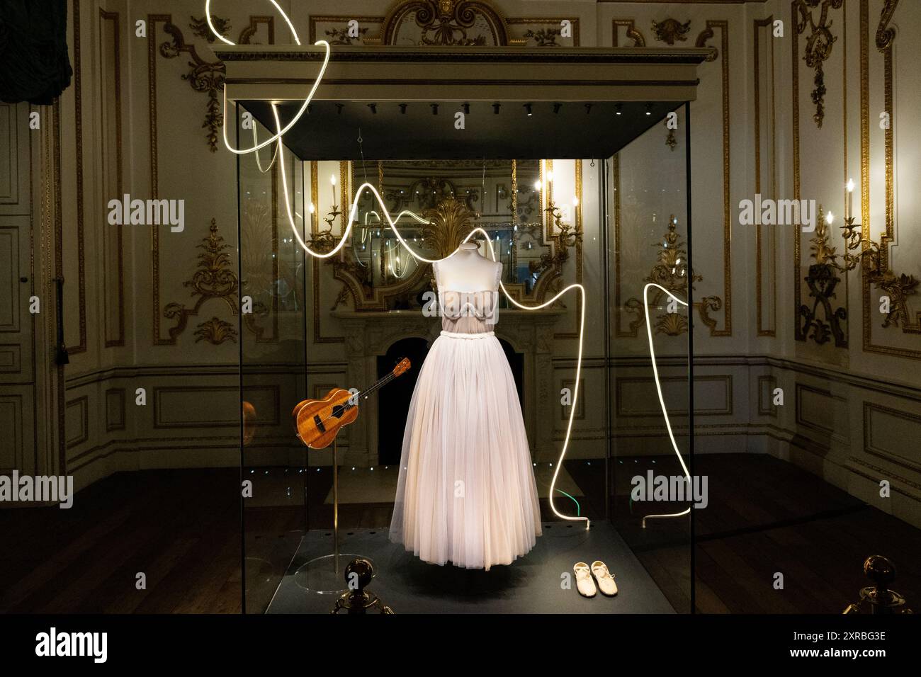 Robe par Reem Acra et chaussures de ballet Capezio portées sur la couverture de l'album 'Speak Now' Taylor Swift Songbook Trail, Victoria and Albert Museum, Londres, Engla Banque D'Images