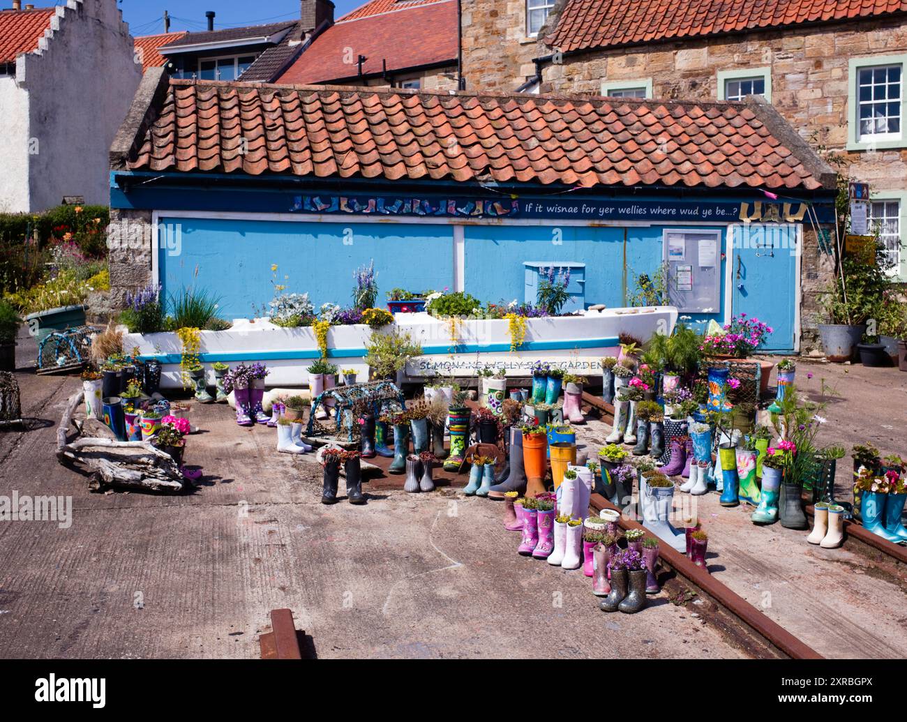 Le jardin de bottes wellington sur la cale à St Monans, Écosse Banque D'Images