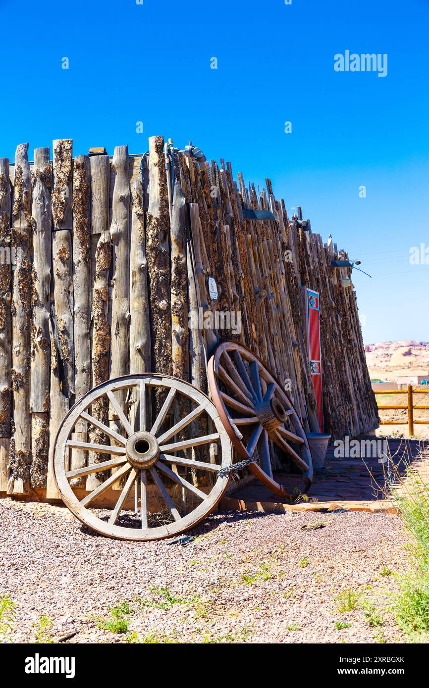 Extérieur d'une maison d'ombrage Navajo faite de bûches, Navajo Shadehouse Museum, Arizona, États-Unis Banque D'Images