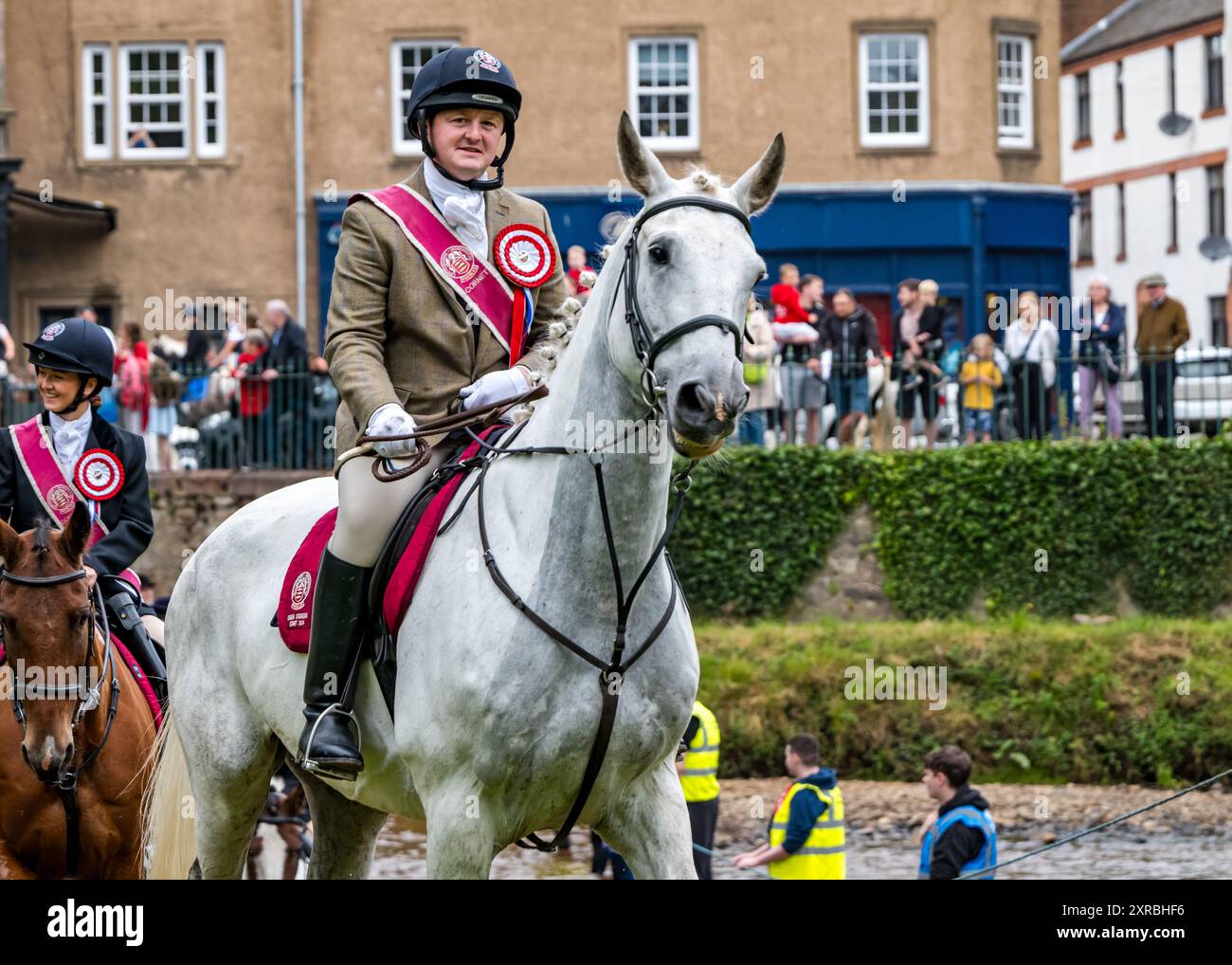 Horses Crossing River Esk, festival de Musselburgh Rideout, East Lothian, Écosse, Royaume-Uni Banque D'Images