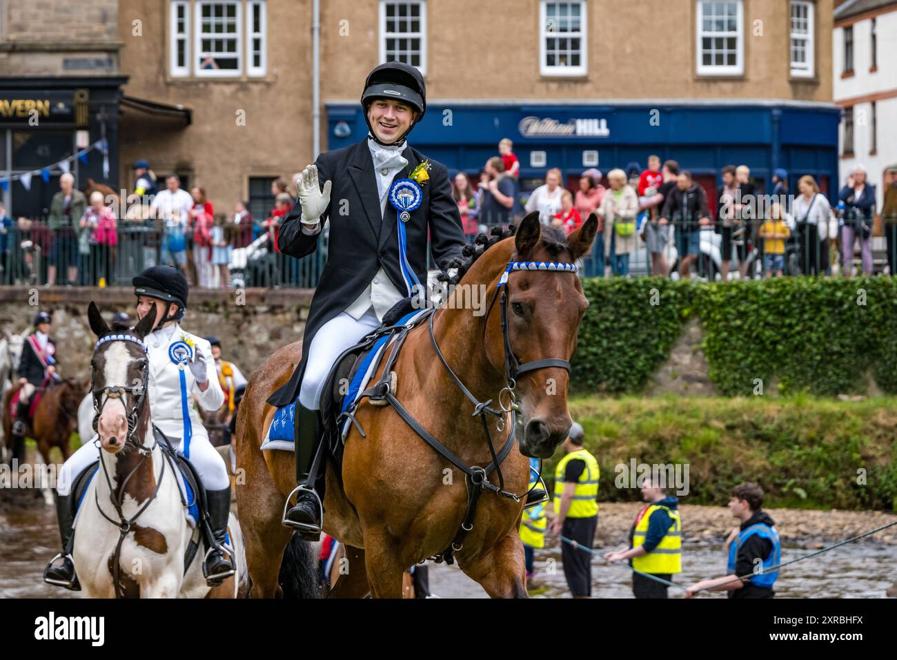 Horses Crossing River Esk, festival de Musselburgh Rideout, East Lothian, Écosse, Royaume-Uni Banque D'Images