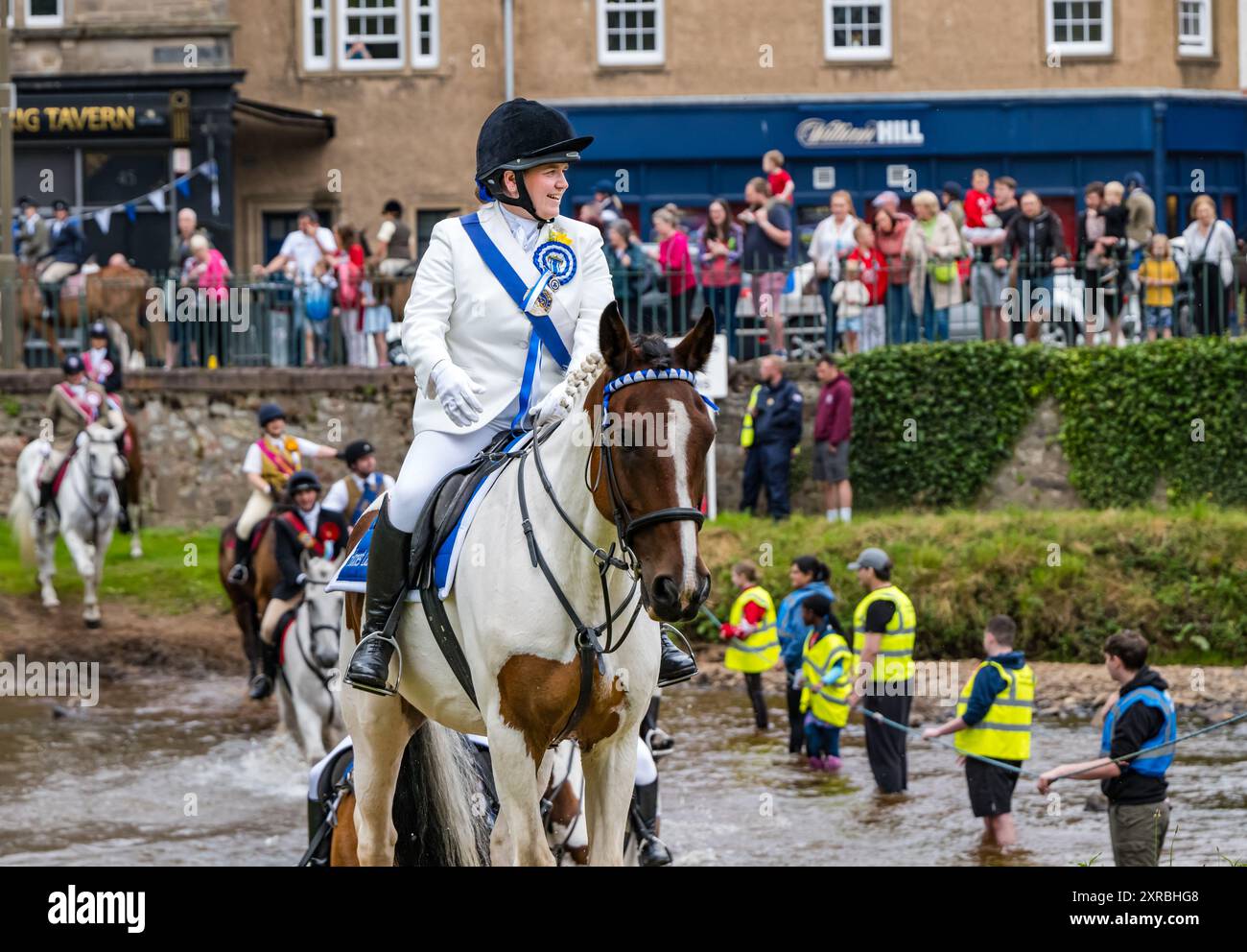 Horses Crossing River Esk, festival de Musselburgh Rideout, East Lothian, Écosse, Royaume-Uni Banque D'Images