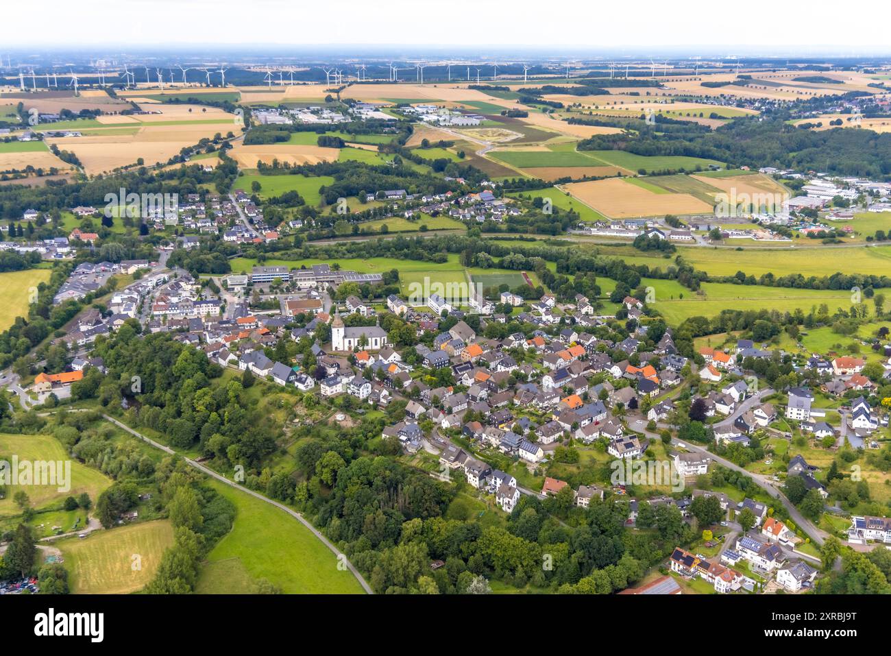 Luftbild, kath. Pankratius Kirche mit Ortsansicht und Windräder Windpark, Belecke, Warstein, Sauerland, Nordrhein-Westfalen, Deutschland ACHTUNGxMINDESTHONORARx60xEURO *** vue aérienne, catholique présente Pankratius église avec vue sur le village et éoliennes parc éolien, Belecke, Warstein, Sauerland, Rhénanie du Nord-Westphalie, Allemagne ATTENTIONxMINDESTHONORARx60xEURO Banque D'Images