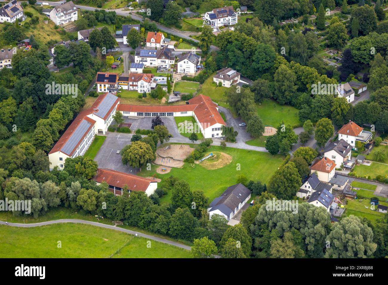 Luftbild, Westerbergschule Grundschule, Belecke, Warstein, Sauerland, Nordrhein-Westfalen, Deutschland ACHTUNGxMINDESTHONORARx60xEURO *** vue aérienne, école primaire de Westerberg, Belecke, Warstein, Sauerland, Rhénanie du Nord-Westphalie, Allemagne ATTENTIONxMINDESTHONORARx60xEURO Banque D'Images