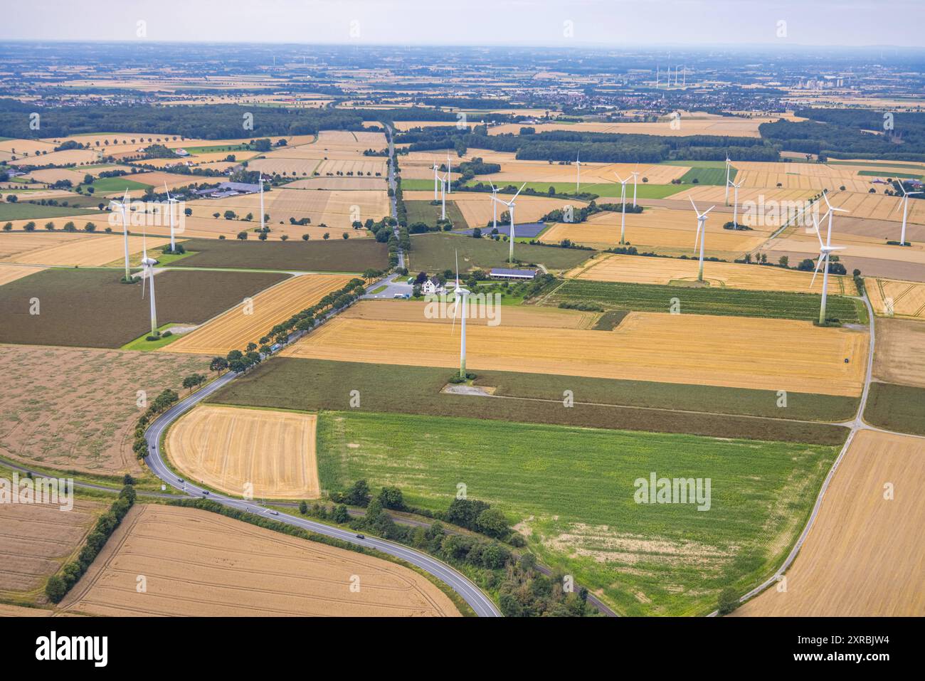 Luftbild, landwirtschaftliche Felder und Windräder Windpark, Fernsicht, Belecke, Warstein, Sauerland, Nordrhein-Westfalen, Deutschland ACHTUNGxMINDESTHONORARx60xEURO *** vue aérienne, champs agricoles et éoliennes parc éolien, vue lointaine, Belecke, Warstein, Sauerland, Rhénanie du Nord-Westphalie, Allemagne ATTENTIONxMINDESTHONORARx60xEURO Banque D'Images