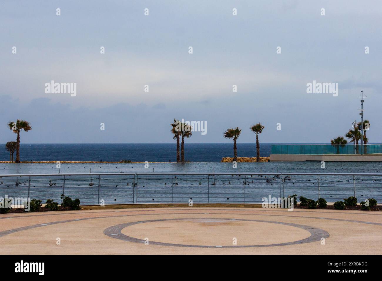 Paradis côtier avec des eaux bleues, des palmiers et un paysage serein. Banque D'Images