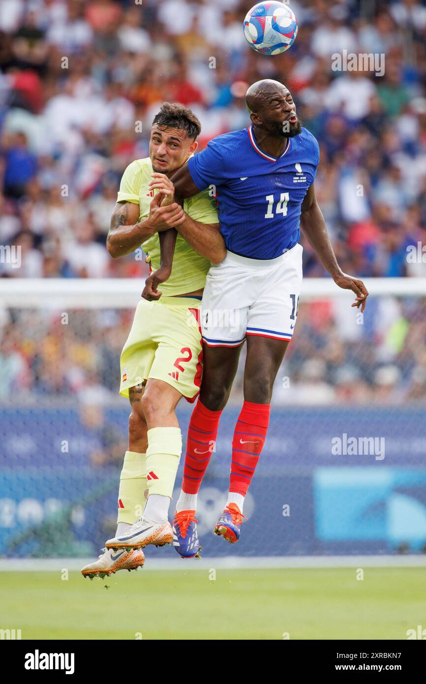 August 9, 2024, Paris, France: MARC PUBILL (2) of Spain and JEAN-PHILIPPE MATETA (14) of France jump for the ball during the men's final match of the 2024 Olympic Games Football Tournament between France and Spain at the Parc des Princes stadium in Paris, France. (Cal Sport Media via AP Images) Banque D'Images