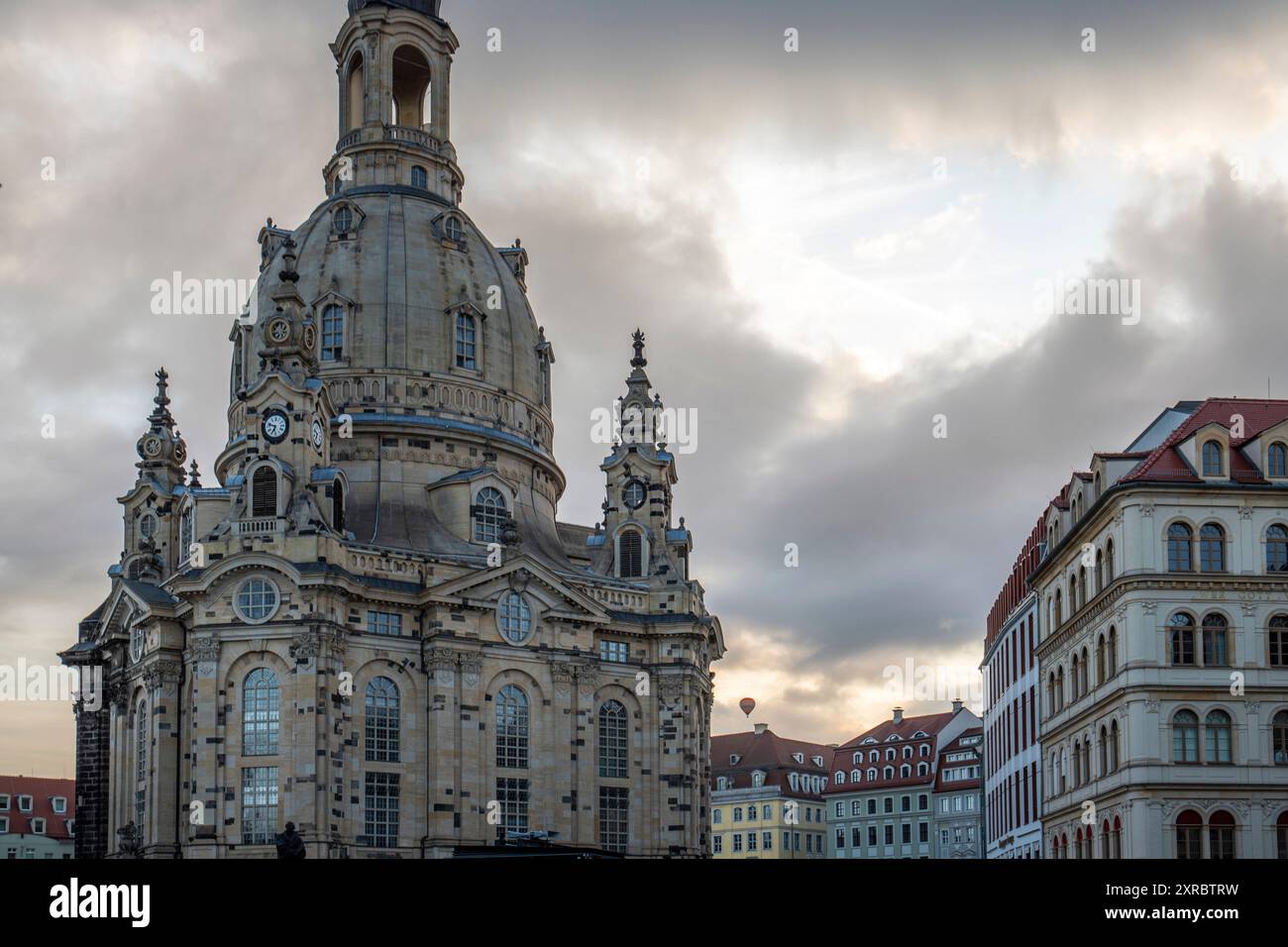 La Frauenkirche est une église baroque protestante-luthérienne et le bâtiment monumental déterminant du Neumarkt. Lever de soleil romantique dans la vieille ville de Dresde, Saxe, Allemagne Banque D'Images