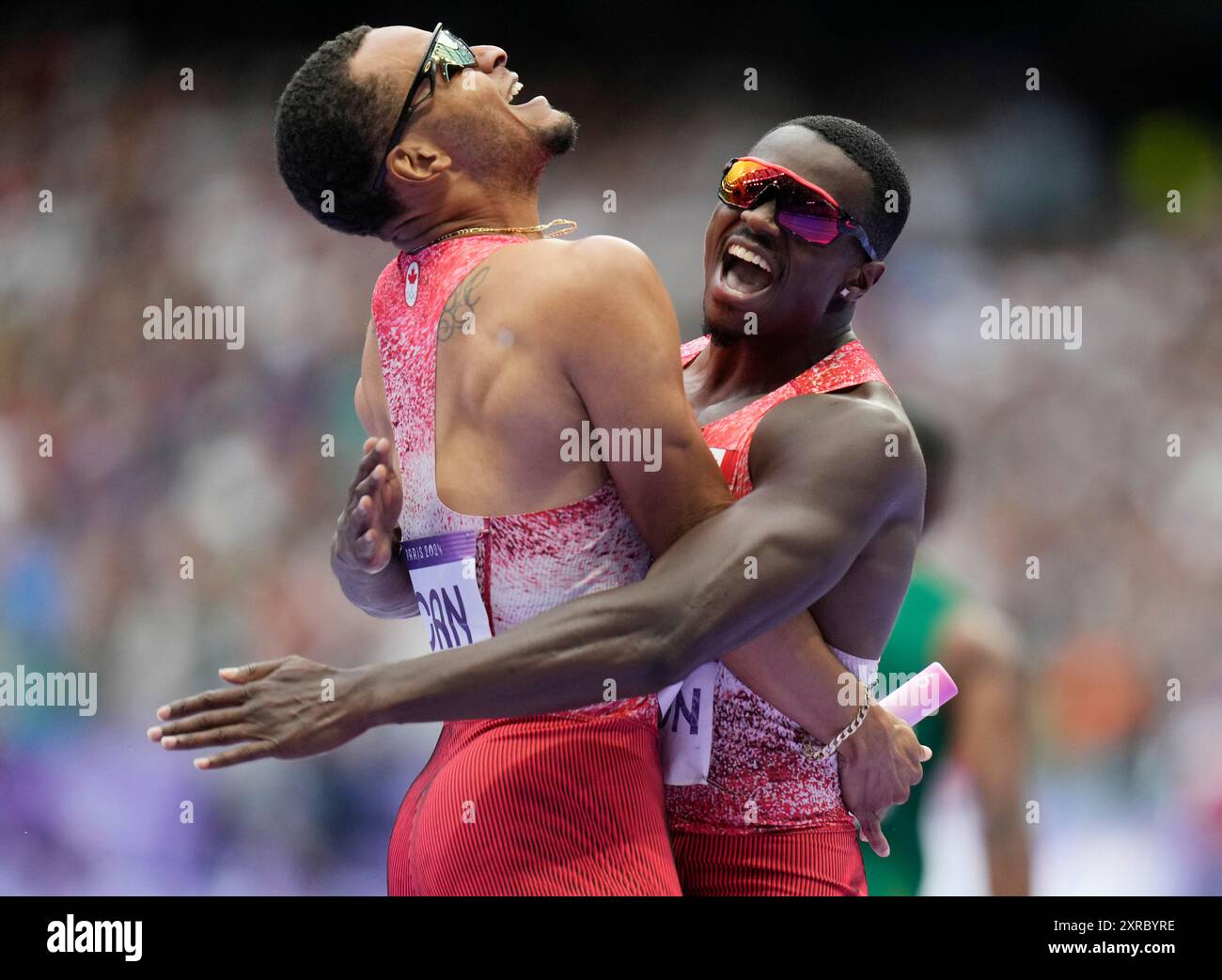 Paris, France. 09 août 2024. Le canadien Andre de Grasse (G) et Aaron Brown célèbrent la victoire de l'équipe canadienne sur la médaille d'or au relais 4x100m masculin lors de la compétition d'athlétisme des Jeux olympiques de Paris 2024 au stade de France à Paris, France, le vendredi 9 août 2024. Photo de Paul Hanna/UPI crédit : UPI/Alamy Live News Banque D'Images