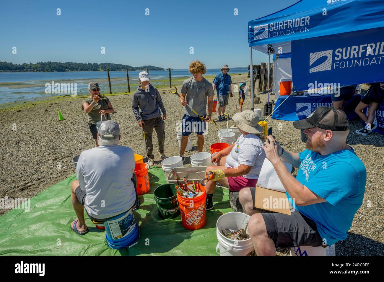 Des bénévoles de la Surfrider Foundation, une organisation pour protéger notre océan, nos vagues et nos plages pour tous, triant les ordures dans un nettoyeur de plage Banque D'Images