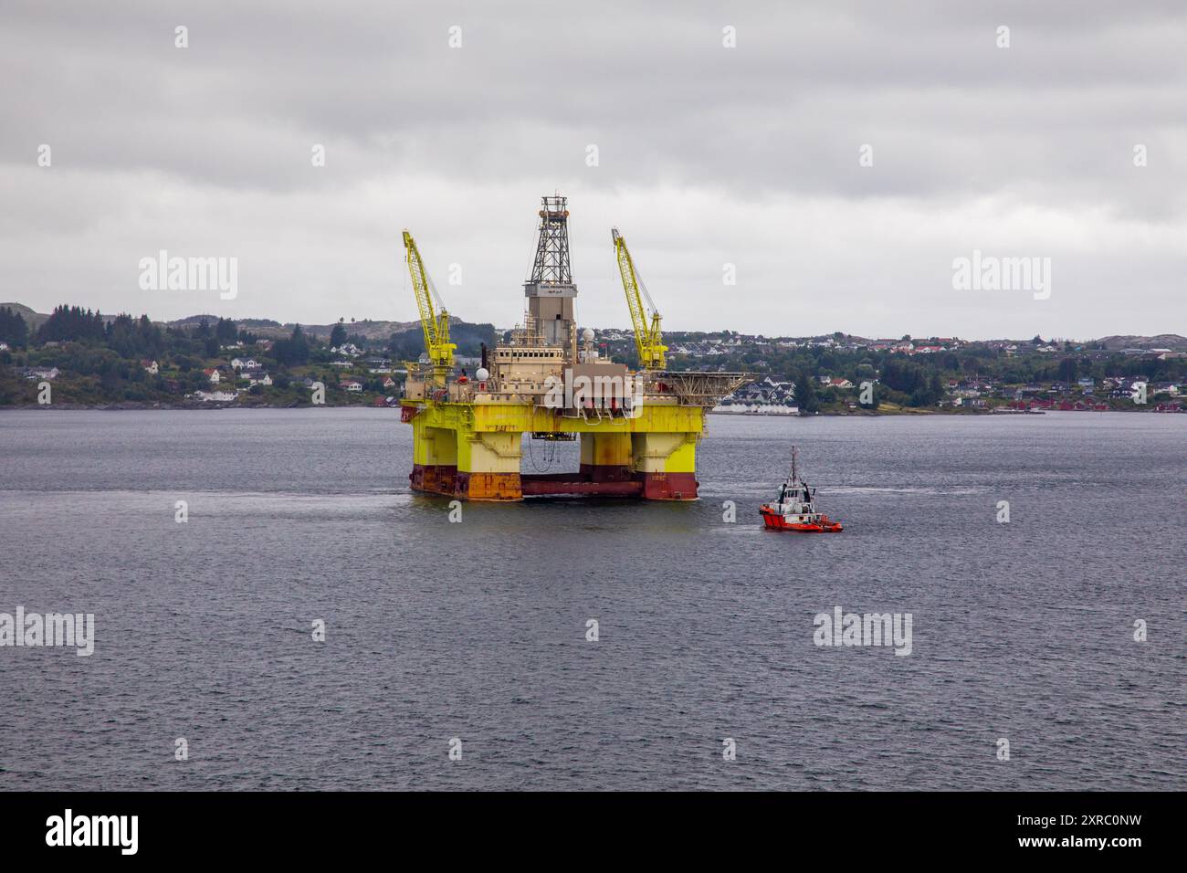 Plate-forme pétrolière à l'approche de Bergen, Norvège Banque D'Images