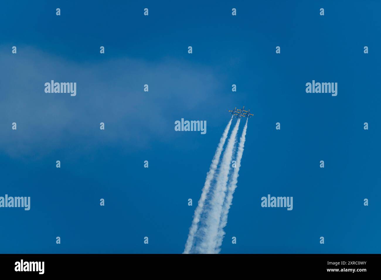 Quatre Blue Angels F/A-18 Hornets survolent le lac Washington pour le week-end Seafair à Seattle, dans l'État de Washington, aux États-Unis. Banque D'Images