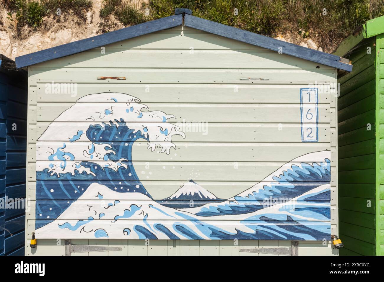 Angleterre, Kent, Broadstairs, Stone Bay, cabane de plage colorée avec des œuvres représentant la « Grande vague de Hokusai » de l'artiste japonais Hokusai Banque D'Images