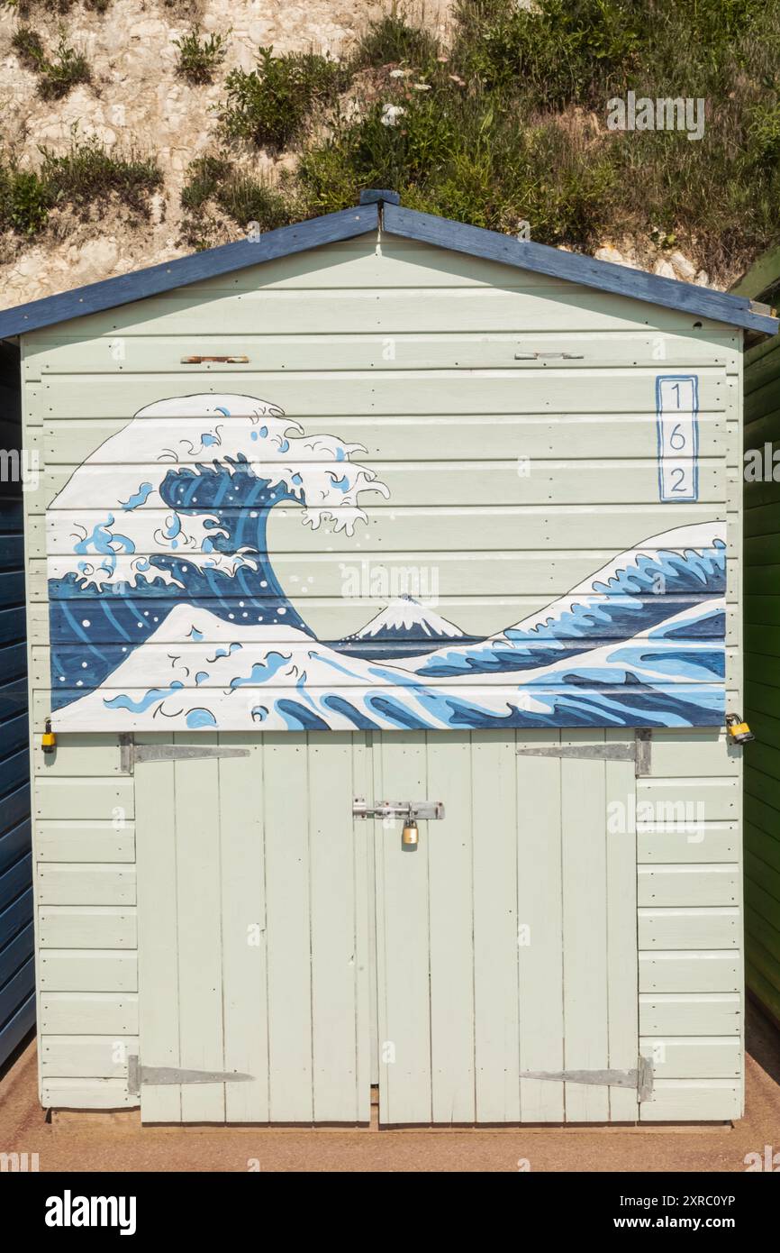Angleterre, Kent, Broadstairs, Stone Bay, cabane de plage colorée avec des œuvres représentant la « Grande vague de Hokusai » de l'artiste japonais Hokusai Banque D'Images