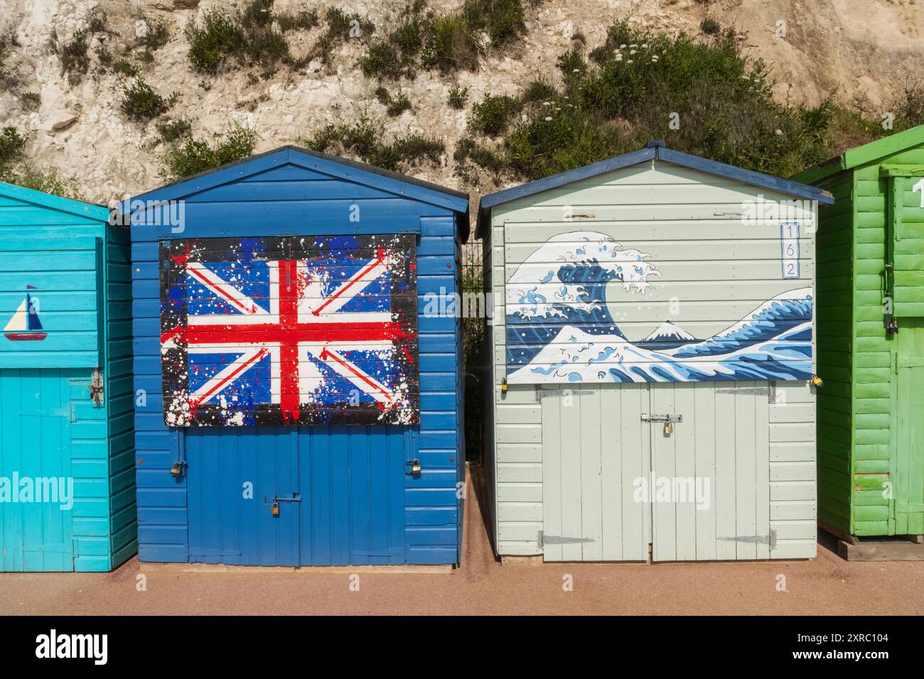 Angleterre, Kent, Broadstairs, Stone Bay, Beach Hut coloré avec des œuvres représentant Union Jack et 'Hokusai's Great Wave' de l'artiste japonais Hokusai Banque D'Images