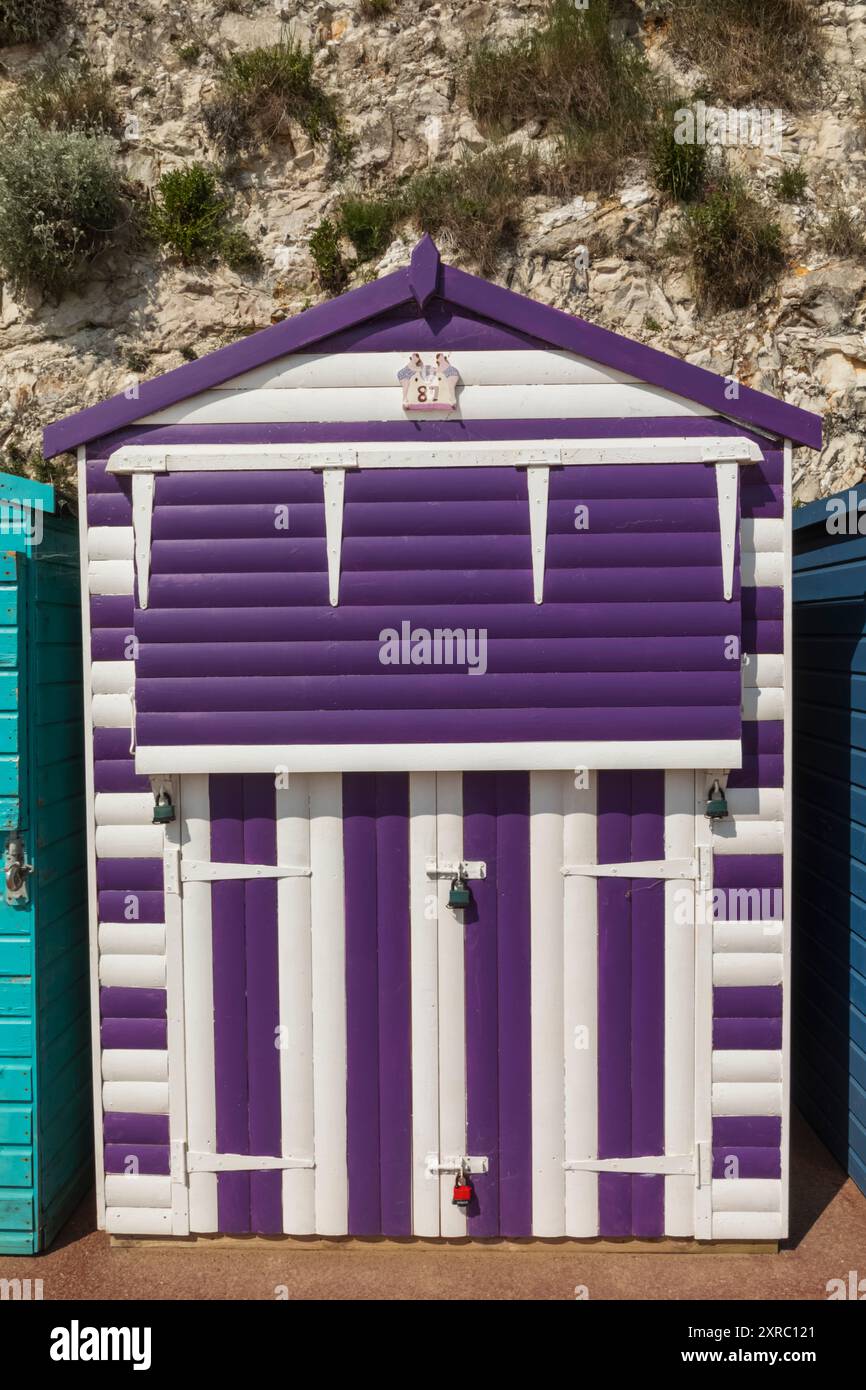 Angleterre, Kent, Broadstairs, Stone Bay, Colourful Beach Hut avec des illustrations représentant Purple Stripes Banque D'Images